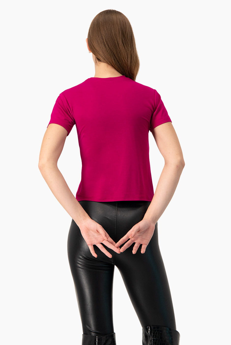 Playera básica fucsia con cuello redondo y manga corta