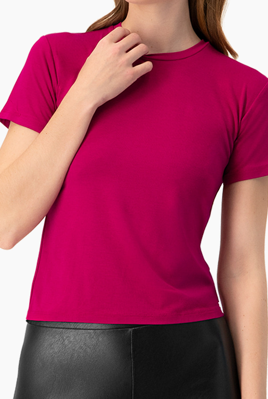 Playera básica fucsia con cuello redondo y manga corta