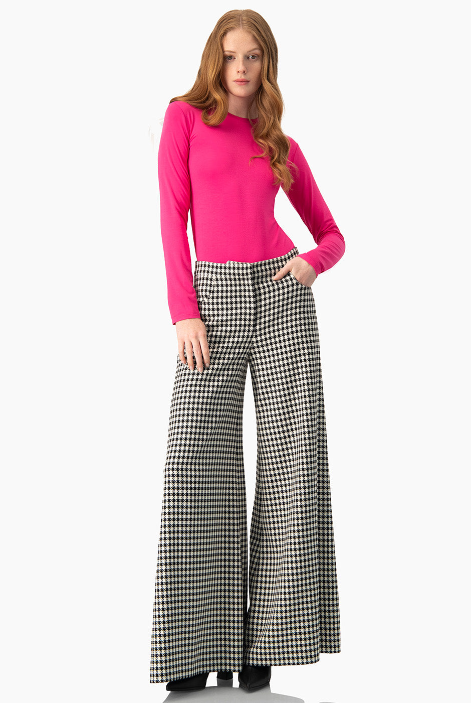 Playera básica rosa de manga larga con cuello redondo