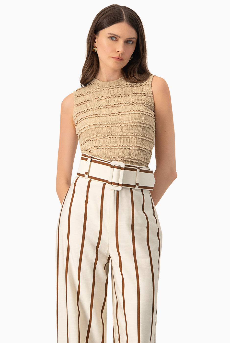 Blusa tejida sin mangas café claro con textura de líneas horizontales