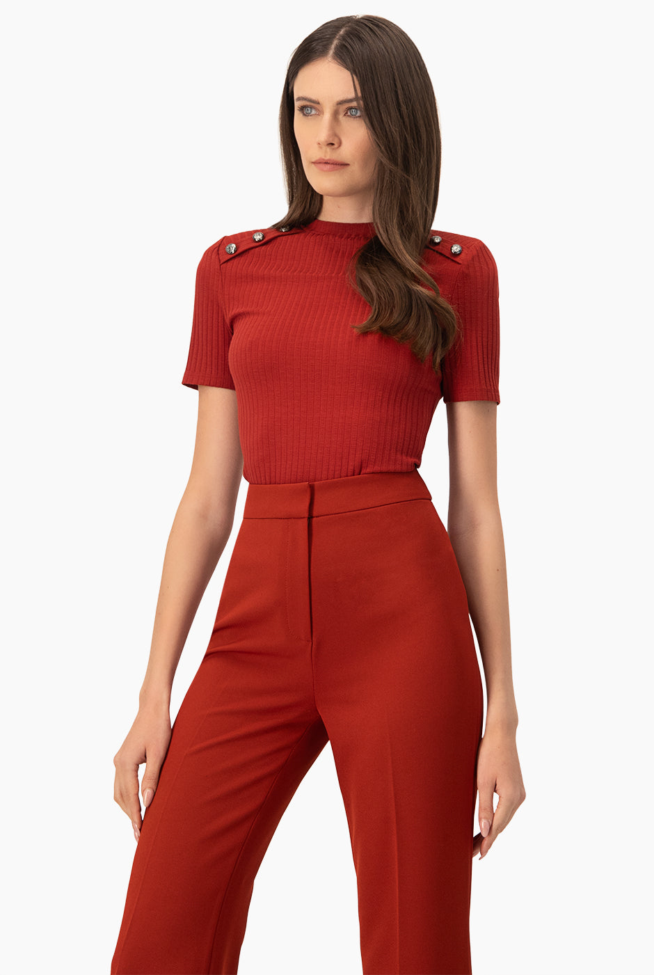 Blusa roja chedrón de manga corta con cuello redondo y botones en hombros