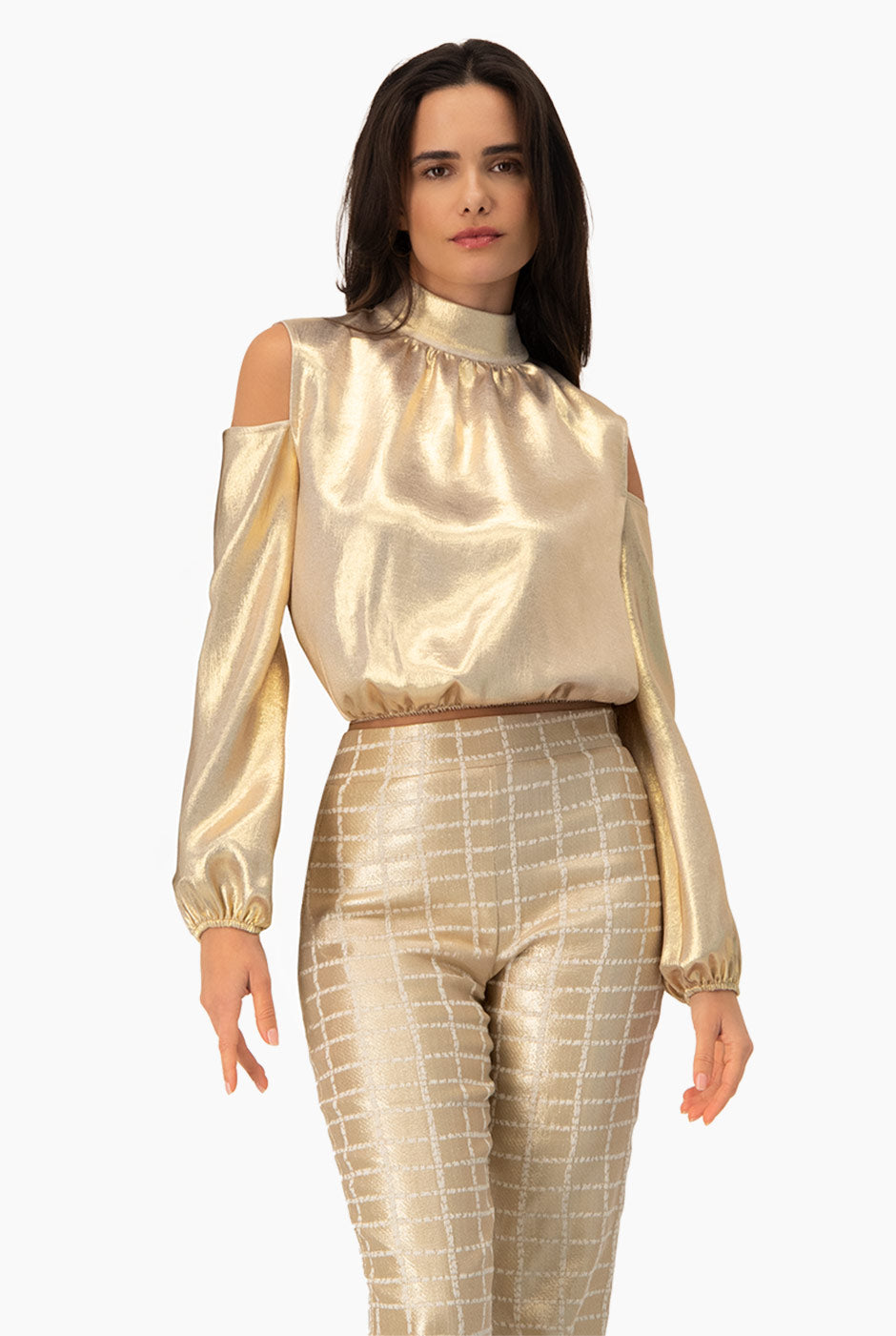 Blusa dorada de hombros descubiertos con lazo trasero