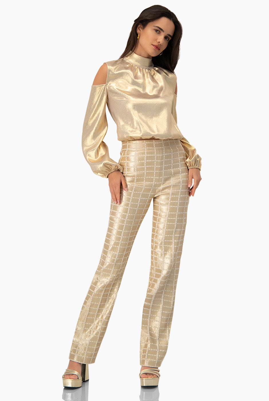 Blusa dorada de hombros descubiertos con lazo trasero