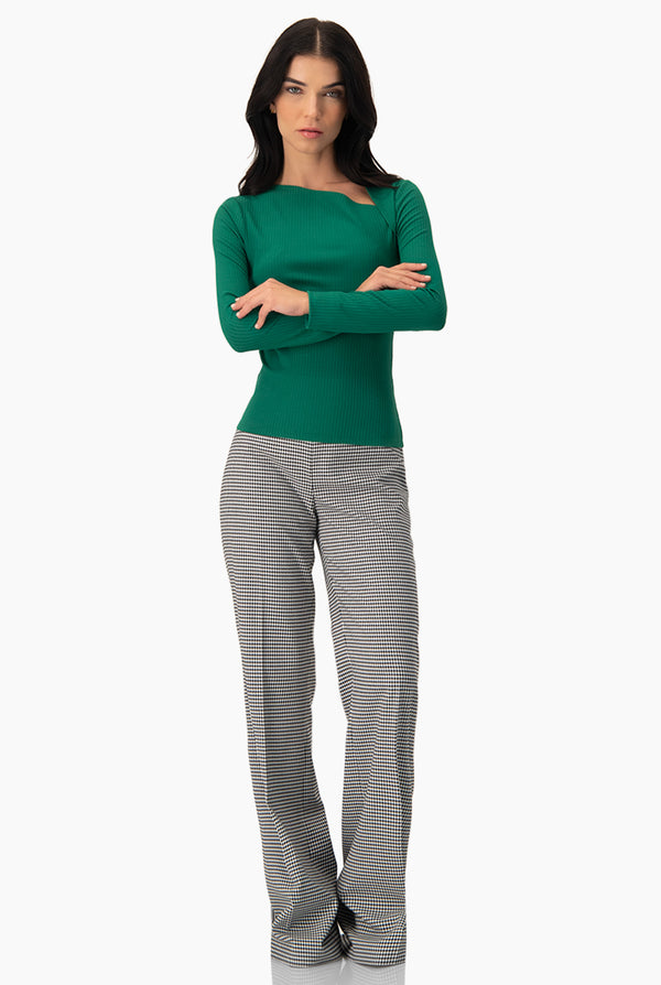 Blusa verde de cuello asimetrico