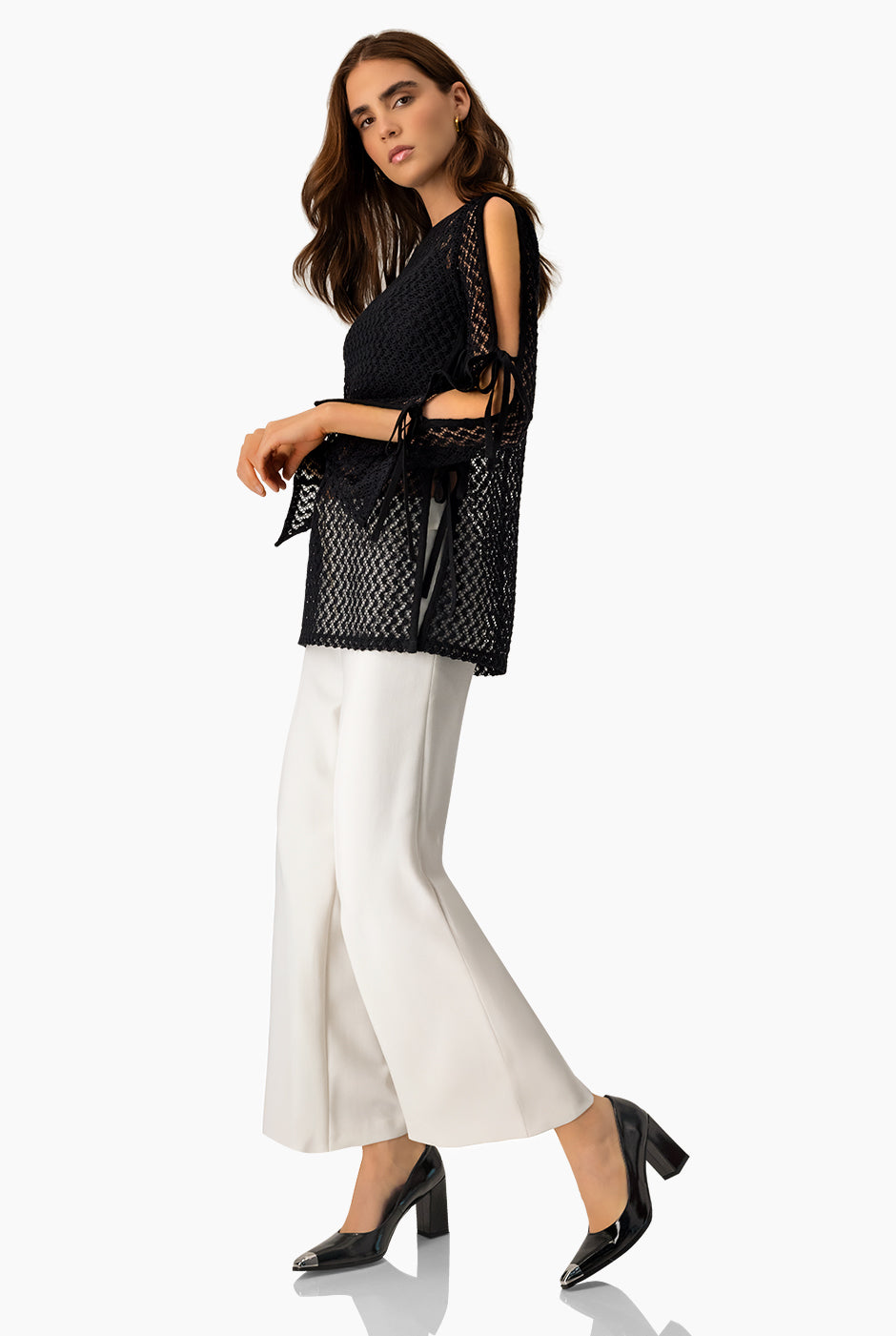 Blusón negro tejido con amarres y encaje elegante