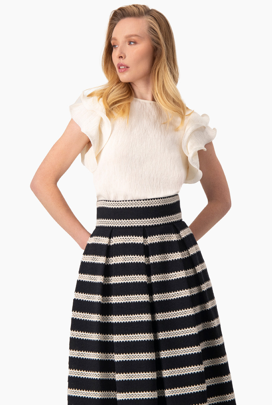 Blusa de manga volantes en color natural con cuello redondo