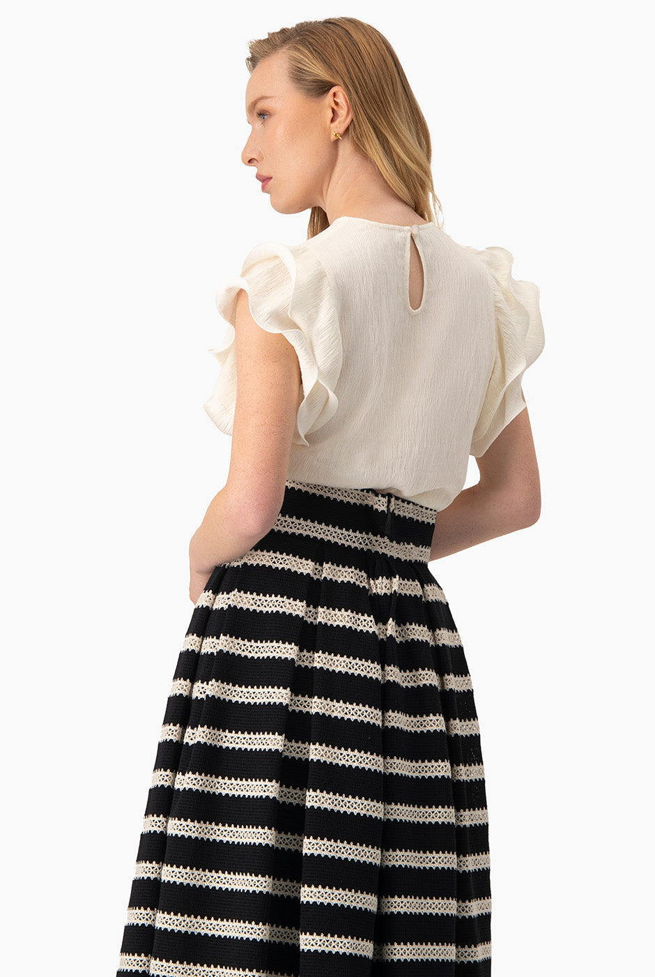 Blusa de manga volantes en color natural con cuello redondo