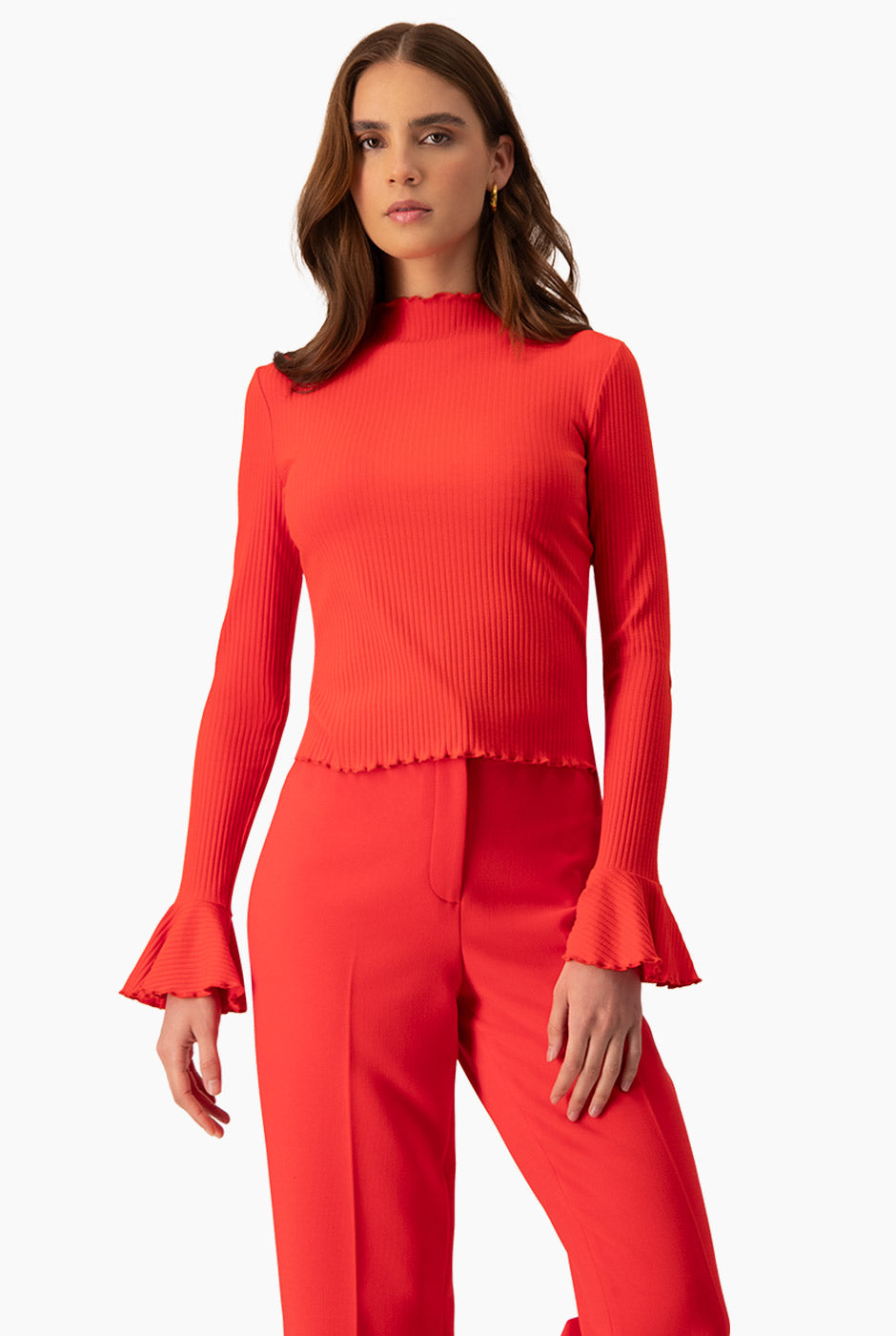 Blusa roja de cuello redondo con escarolas y mangas largas