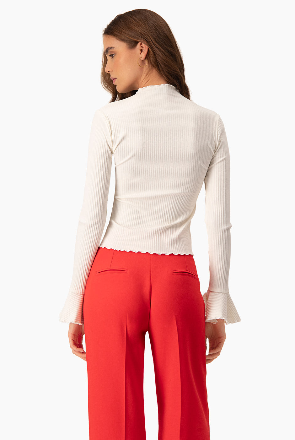 Blusa natural de manga larga con escarolas y cuello redondo