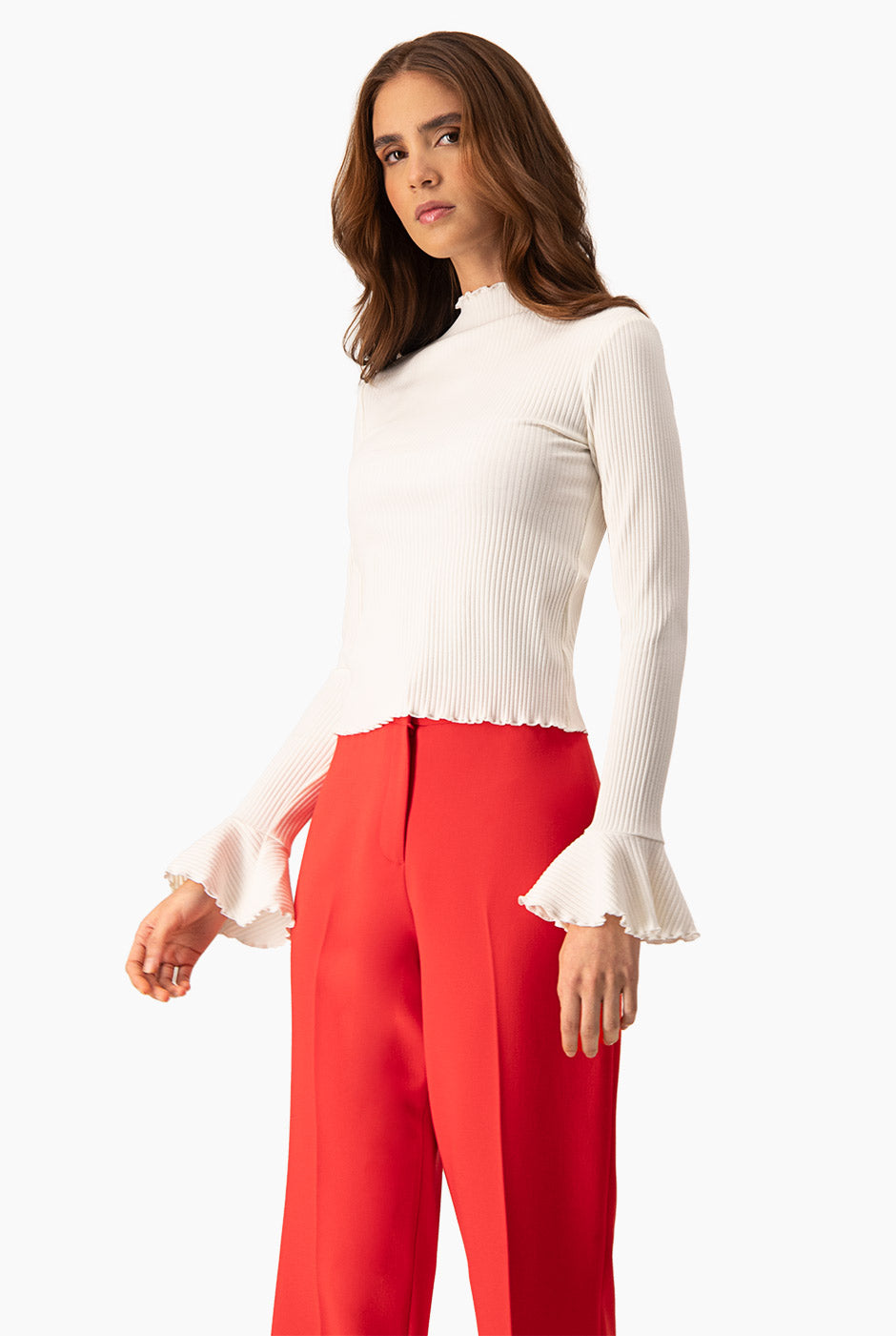 Blusa natural de manga larga con escarolas y cuello redondo