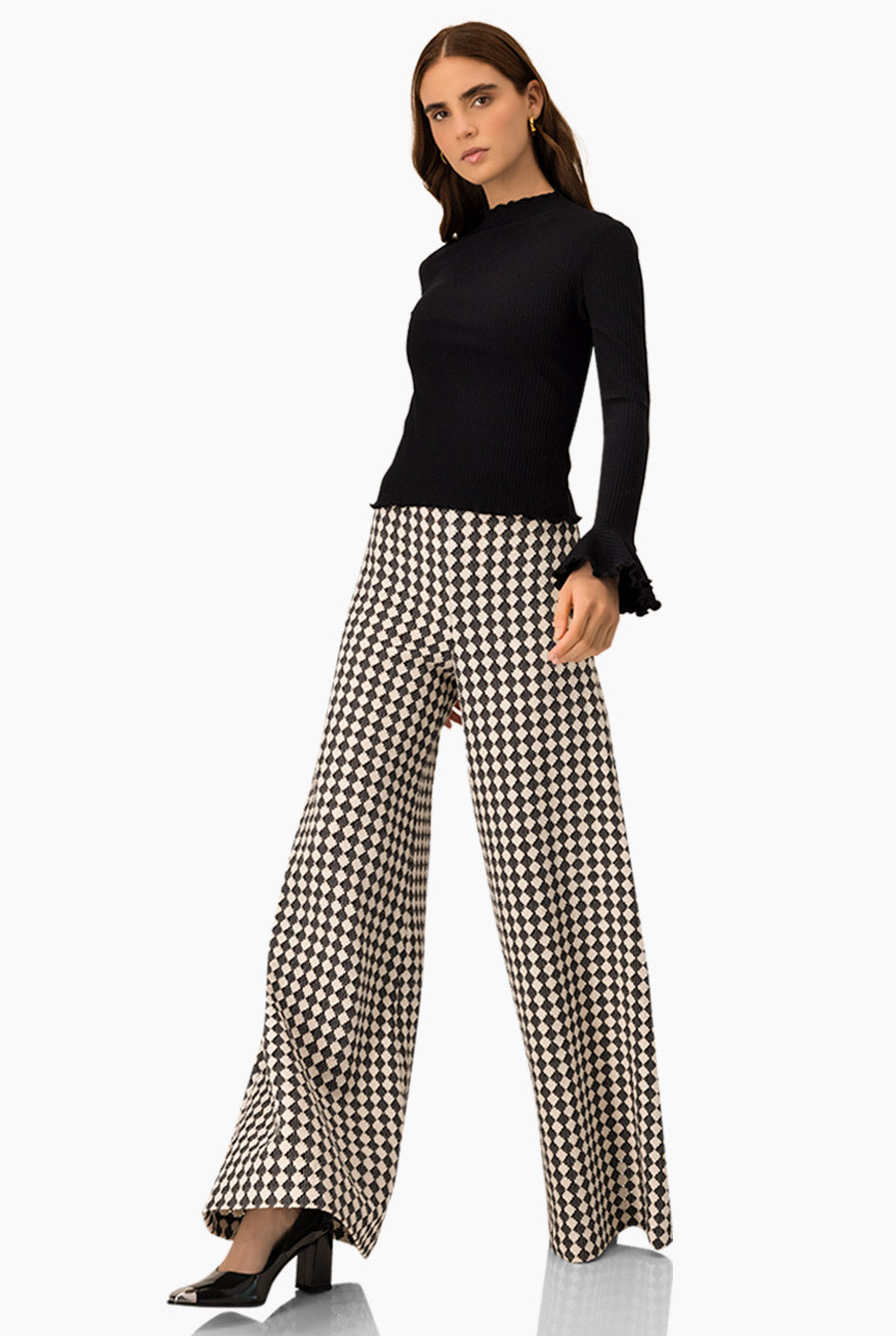 Blusa negra de cuello redondo con escarolas y tejido acanalado