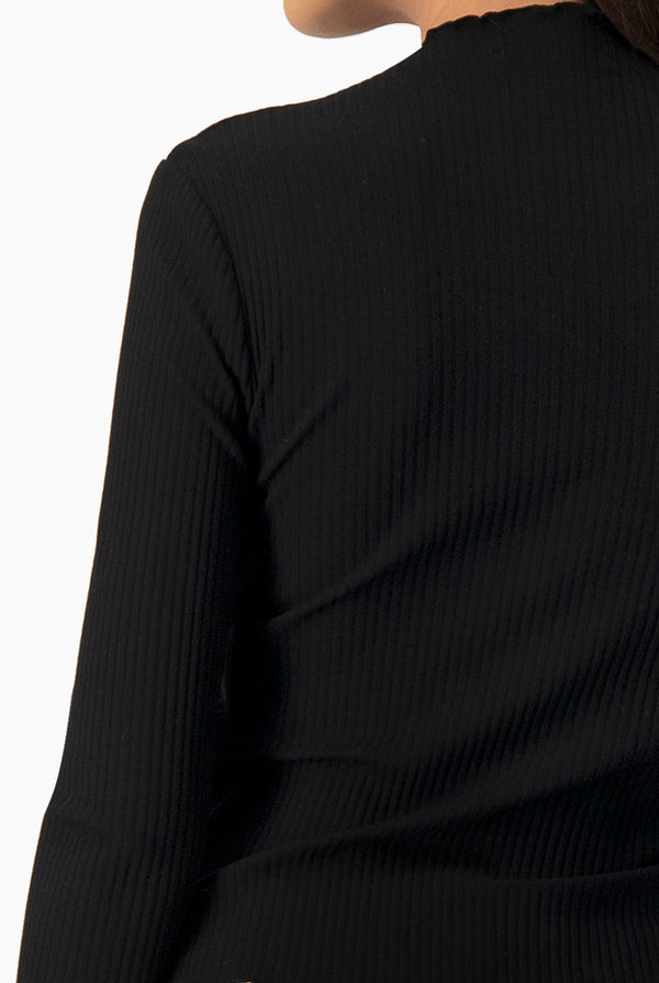 Blusa negra de cuello redondo