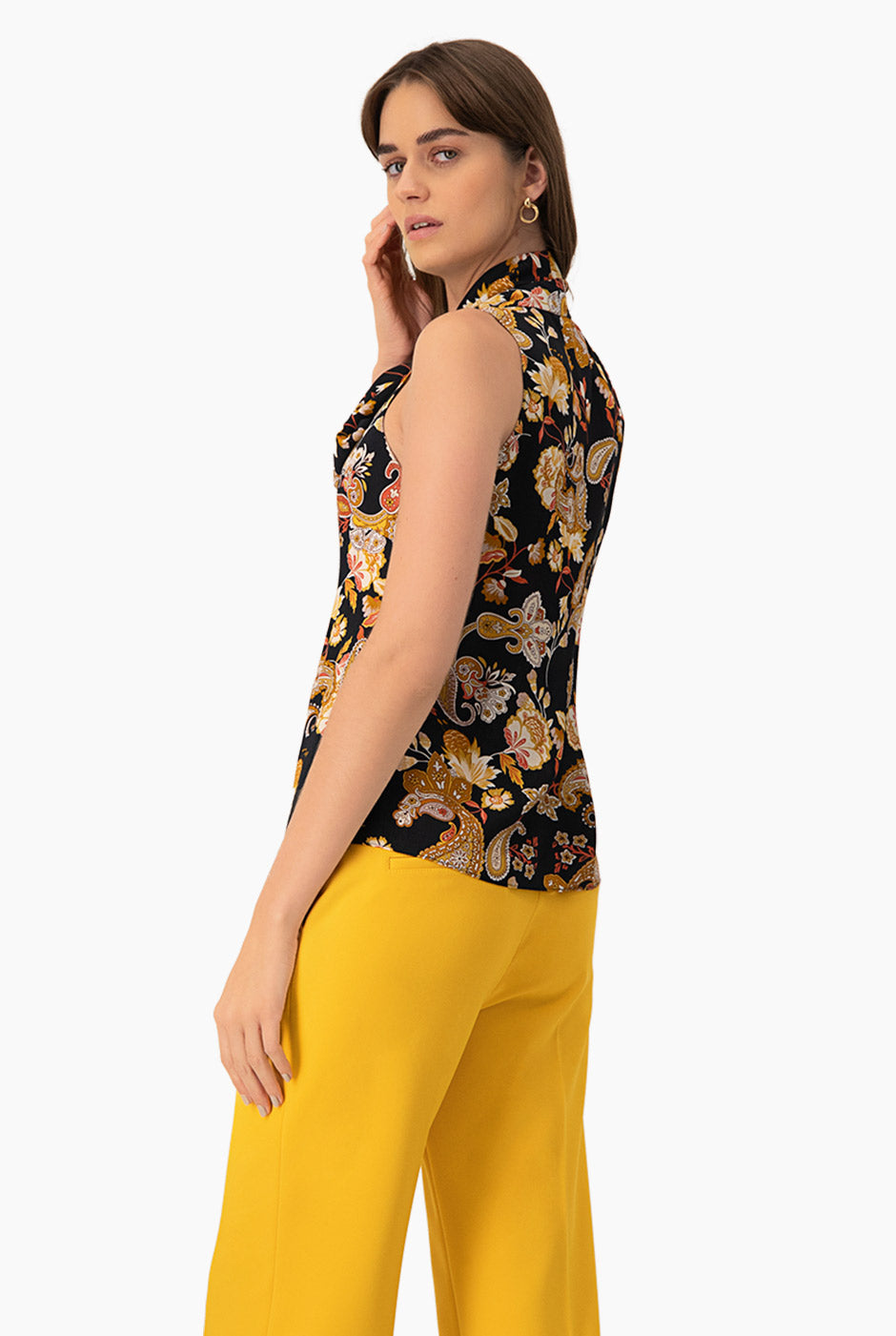 Blusa estampada multicolor con cintas en cuello y escote en V