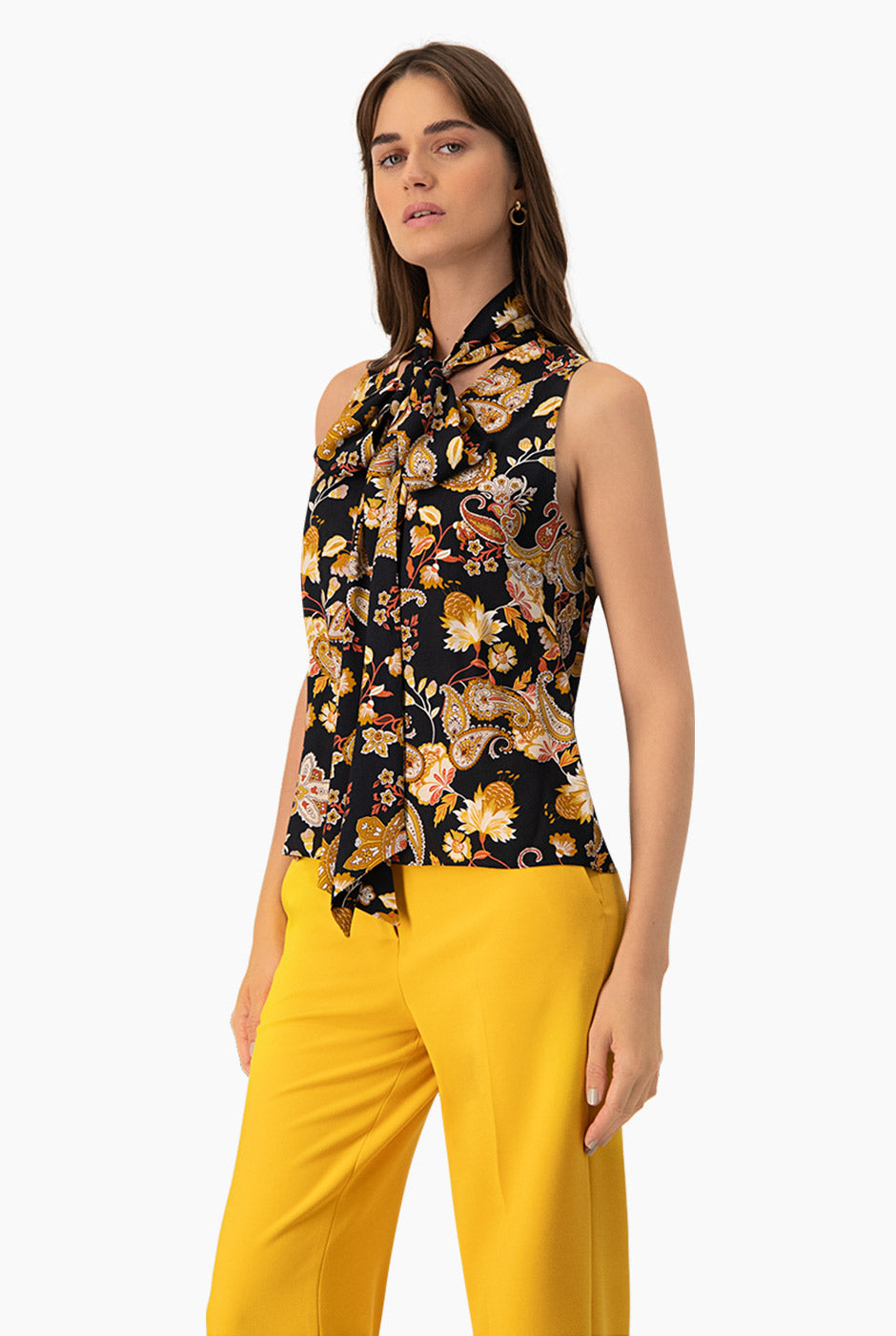 Blusa estampada multicolor con cintas en cuello y escote en V