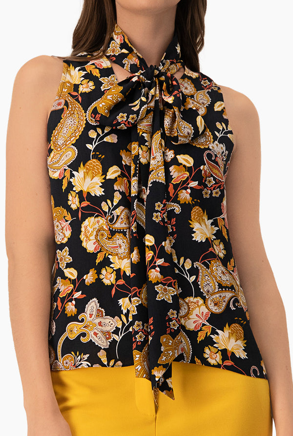 Blusa con cintas en cuello