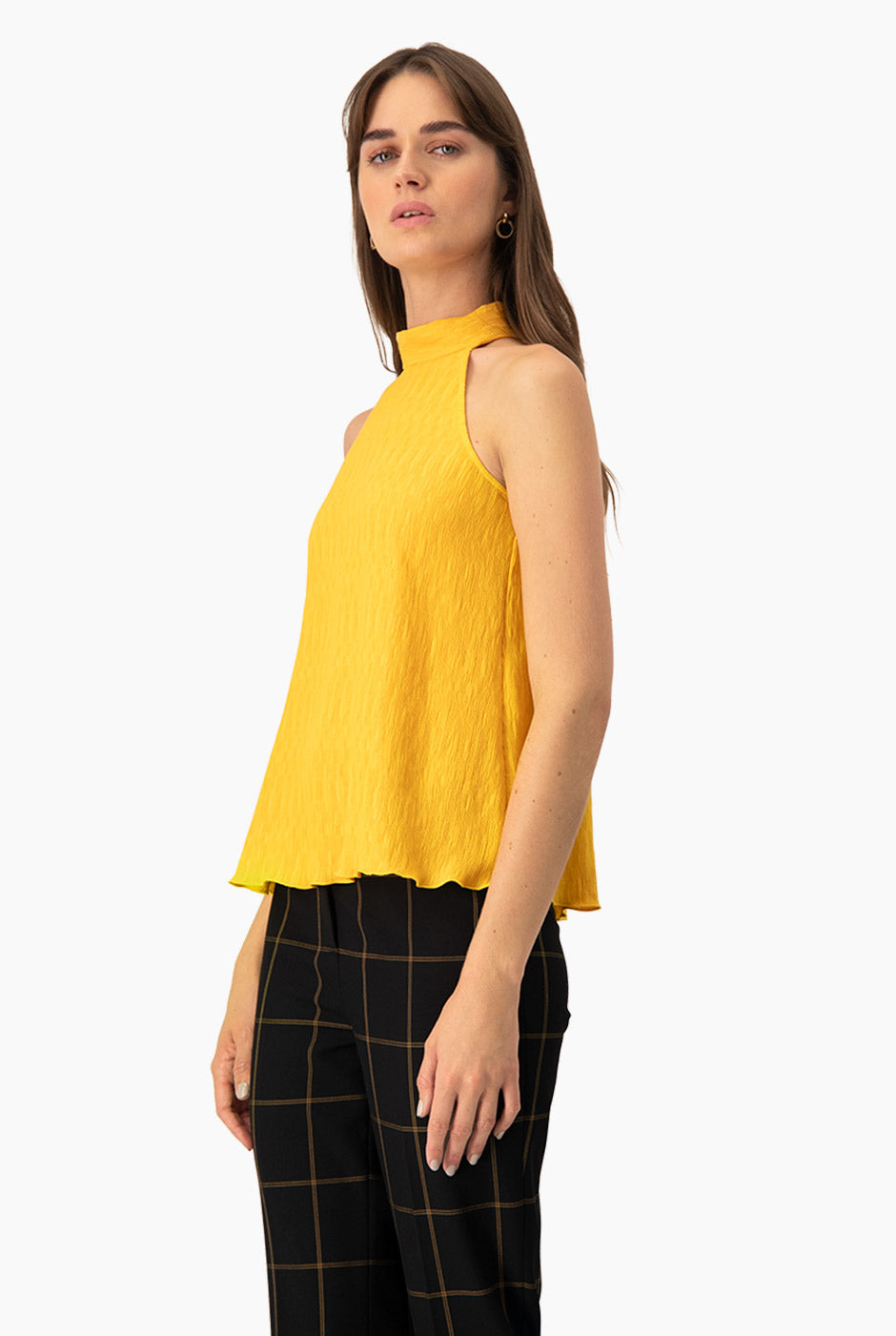 Blusa amarilla de cuello halter sin mangas