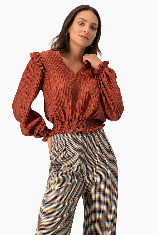 Blusa con smock y escote en V