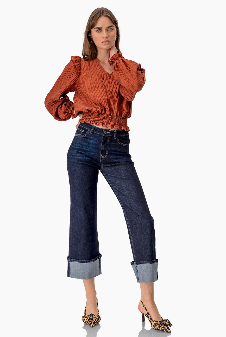 Blusa chedrón con escote en V y volantes en manga larga