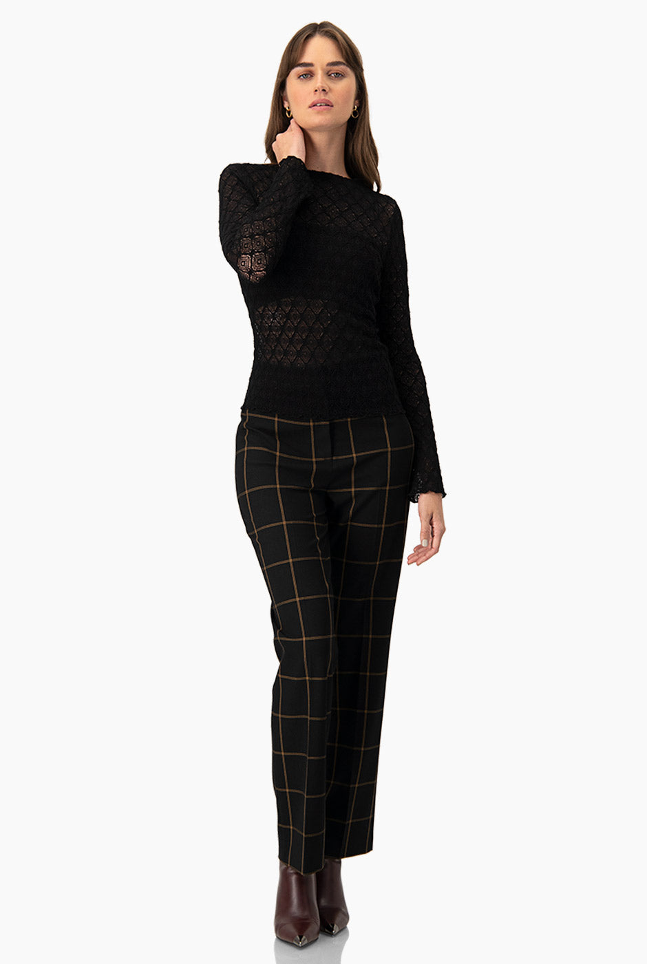 Blusa tejida negra de manga larga con encaje geométrico