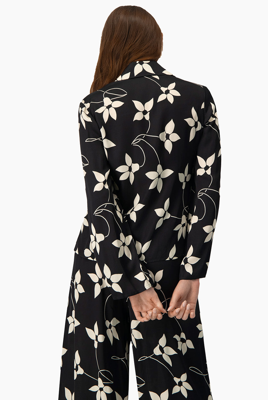 Blusa camisera negra estampada con mangas largas y botones