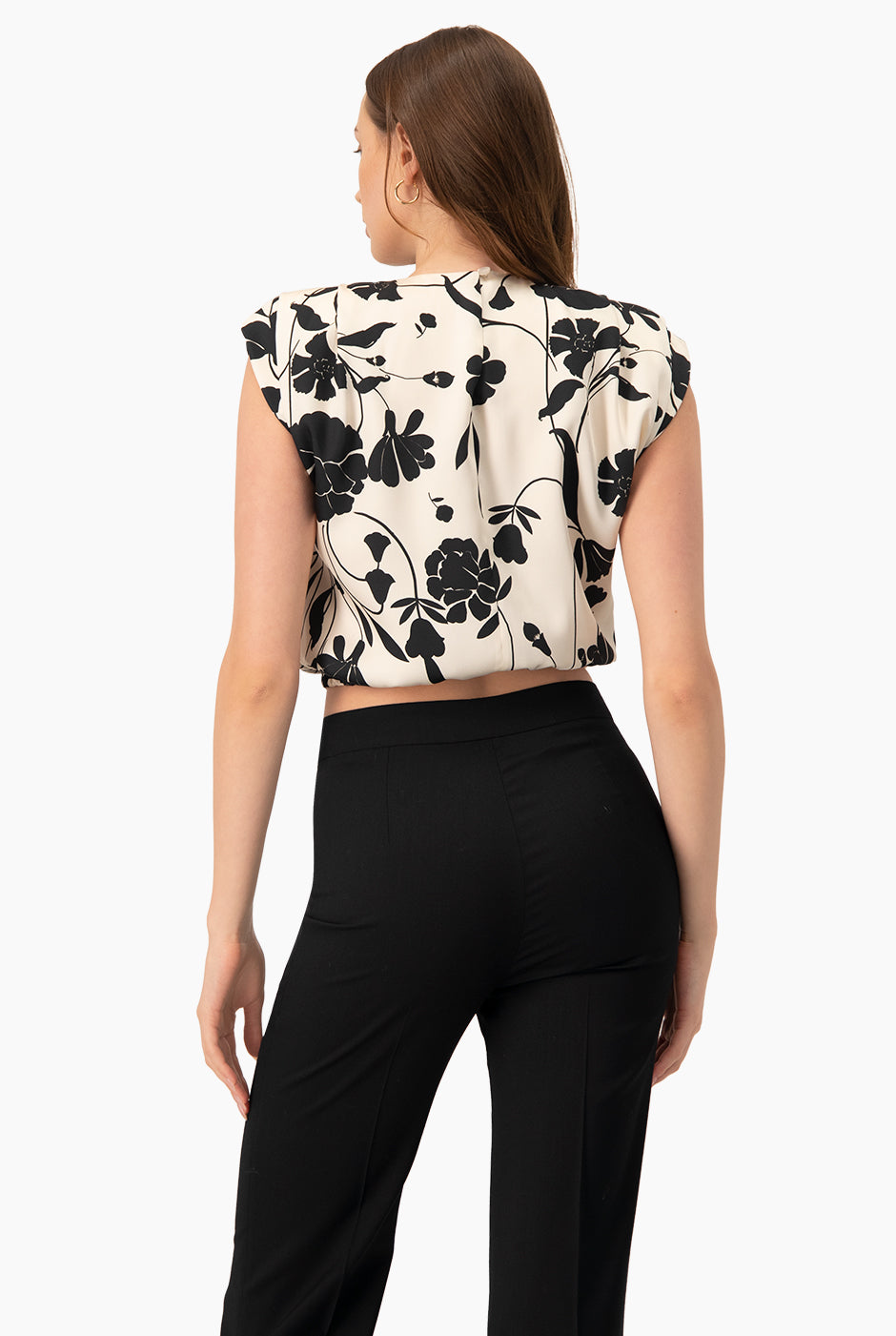 Blusa estampada sin mangas con diseño floral en blanco y negro