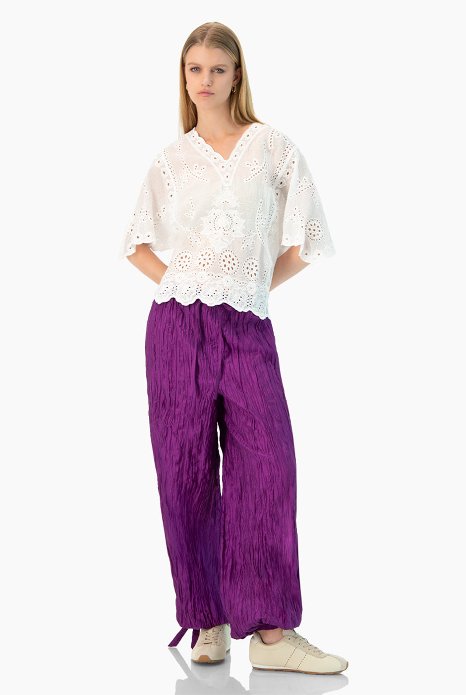 Blusa blanca oversized con bordados y efecto arrugado