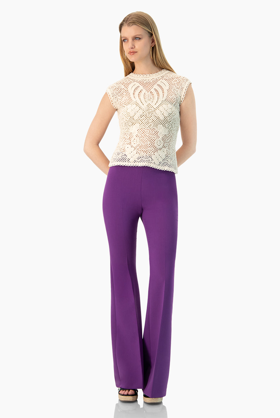 Blusa crochet natural con diseño floral y cuello decorado