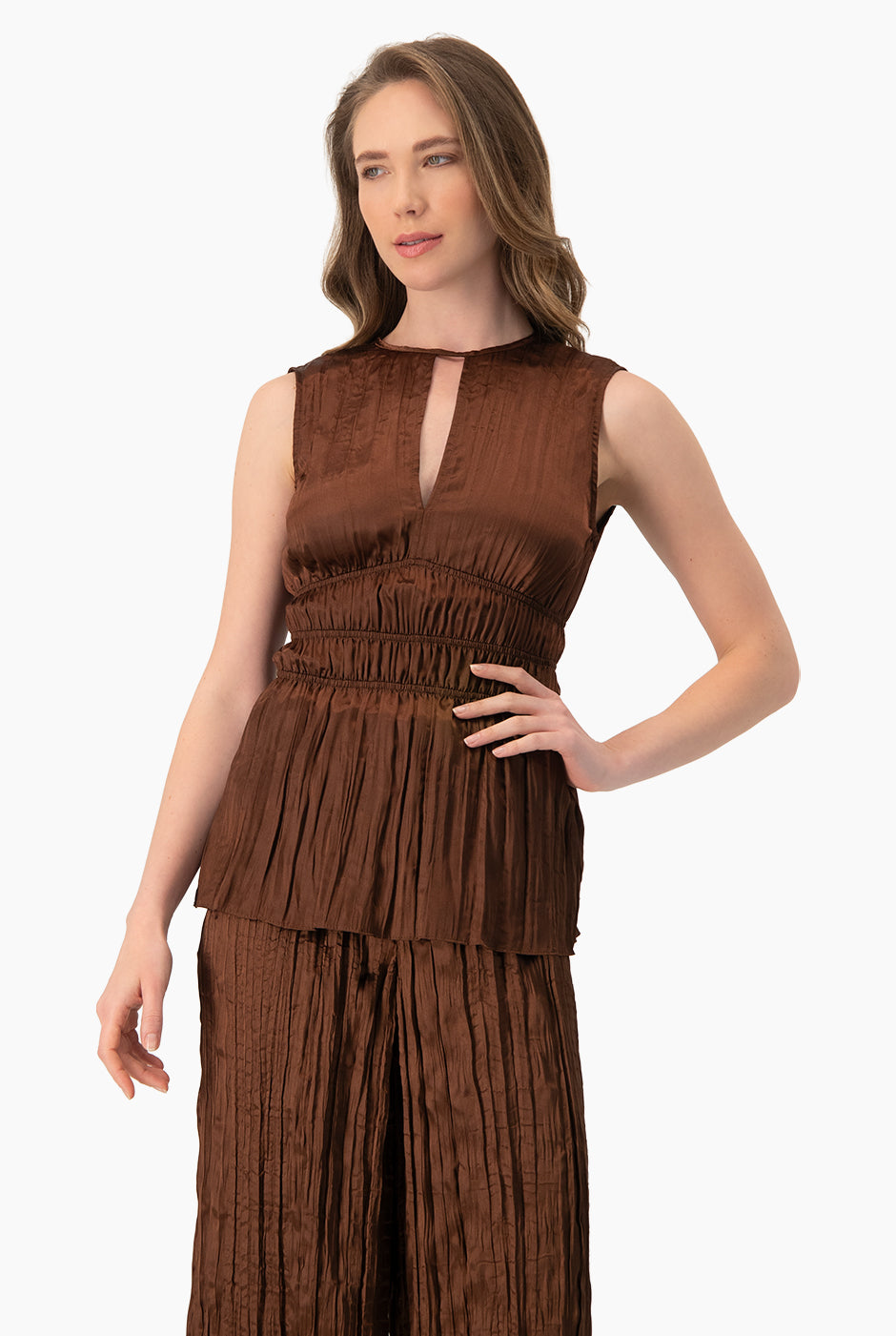 Blusa recta sin mangas café con escote en V