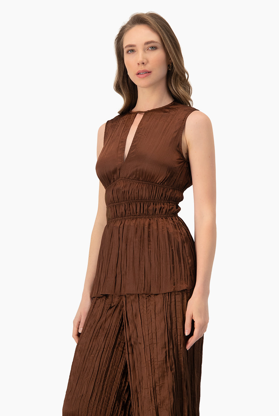 Blusa recta sin mangas café con escote en V