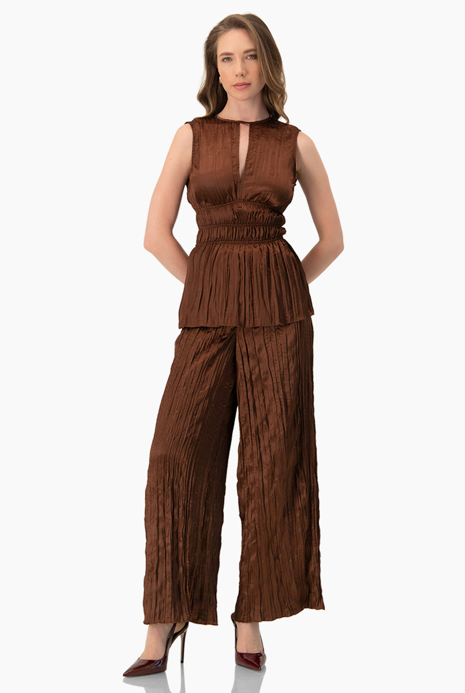 Blusa recta sin mangas café con escote en V