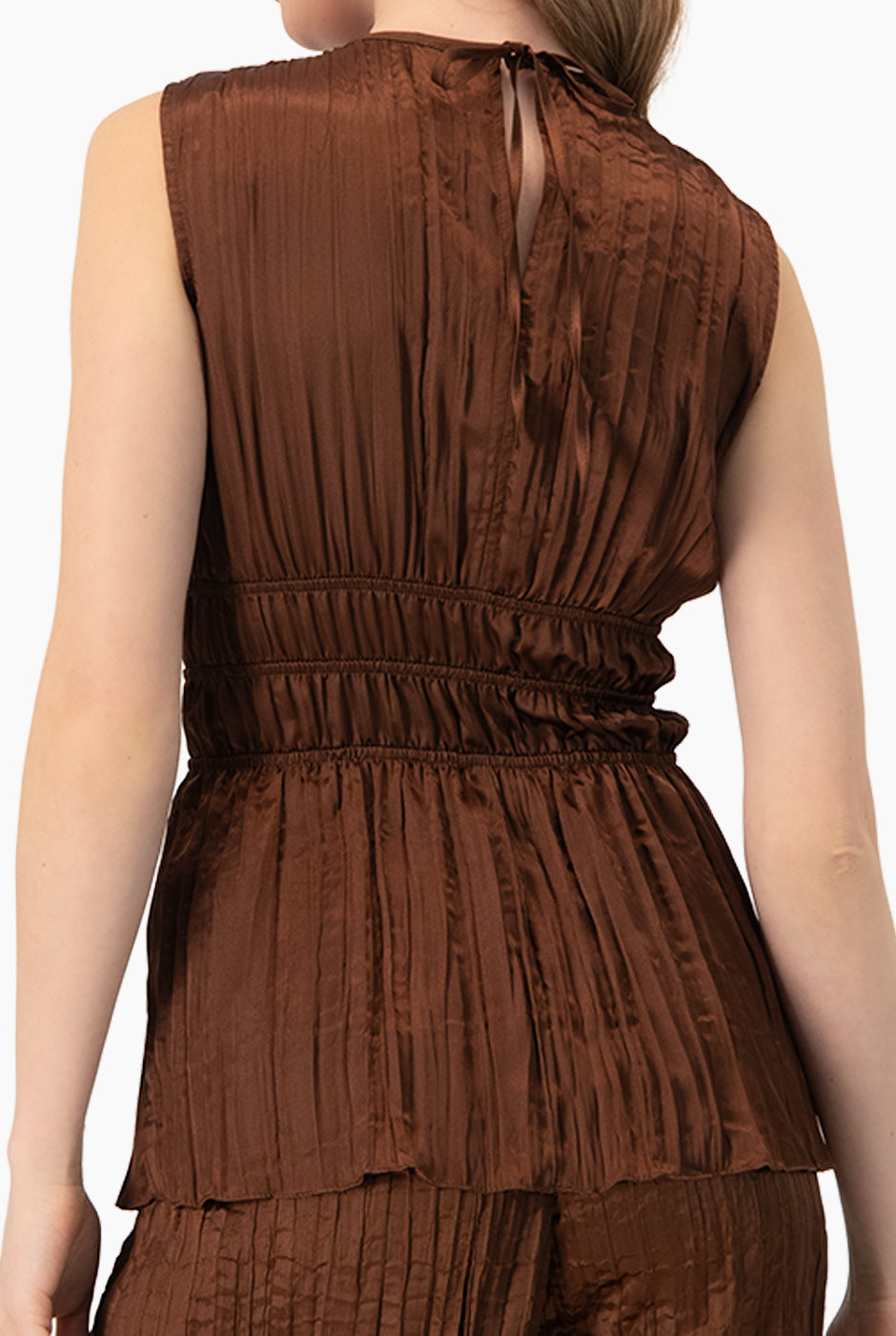 Blusa recta sin mangas café con escote en V