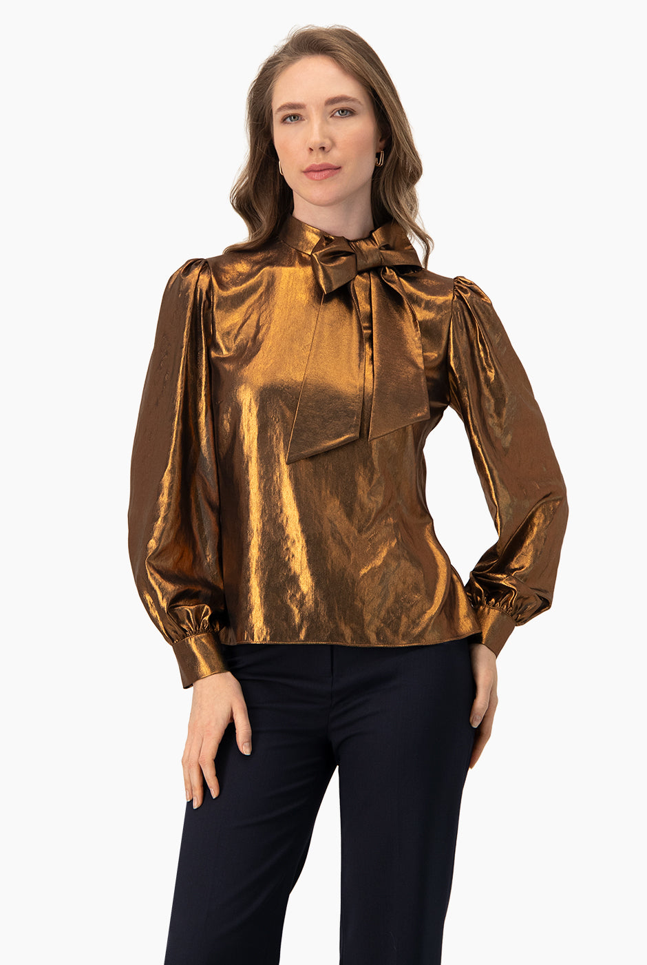 Blusa de cuello alto cobre con cintas y puños con botones