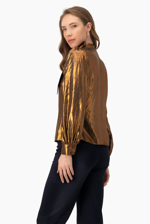 Blusa de cuello alto con cintas