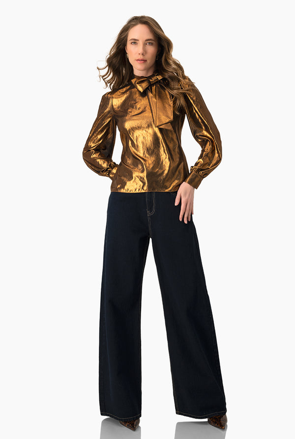 Blusa de cuello alto con cintas