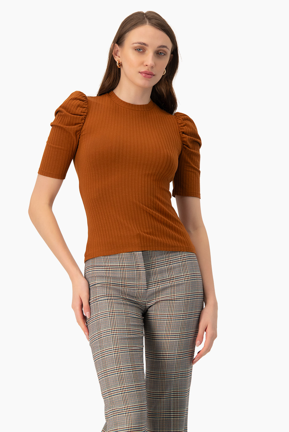 Blusa café recta con hombros abullonados y cuello redondo.