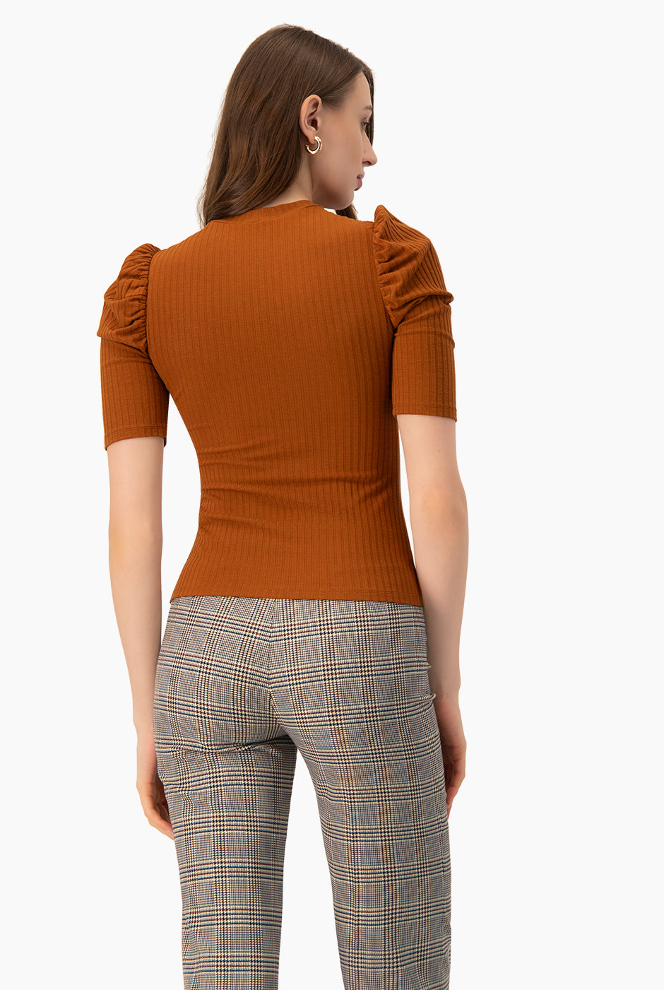 Blusa café recta con hombros abullonados y cuello redondo.