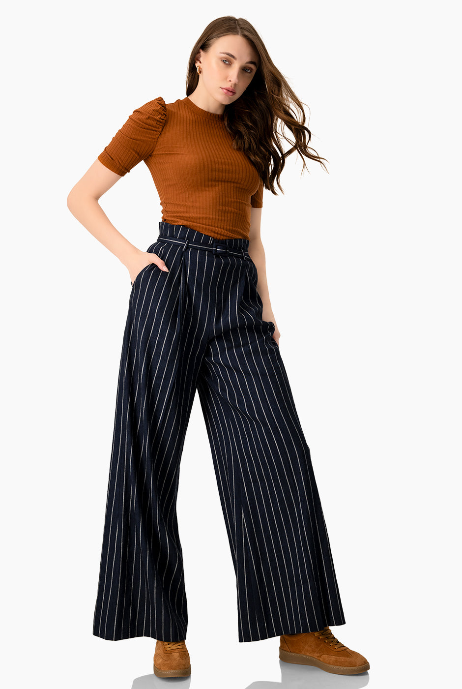 Blusa café recta con hombros abullonados y cuello redondo.