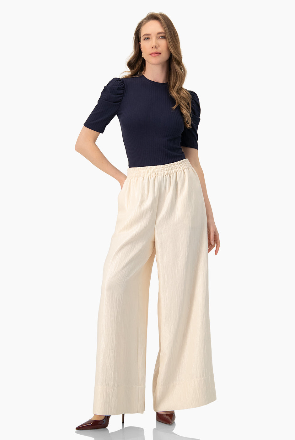 Blusa azul marino con hombro abullonado y manga corta