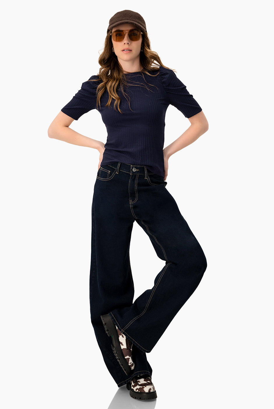 Blusa azul marino con hombro abullonado y manga corta