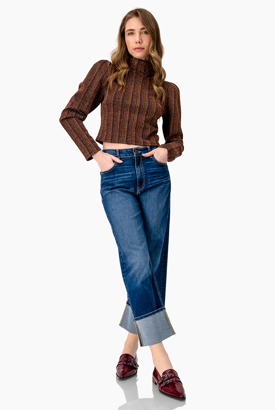 Top corto azul marino con cuello alto y manga larga