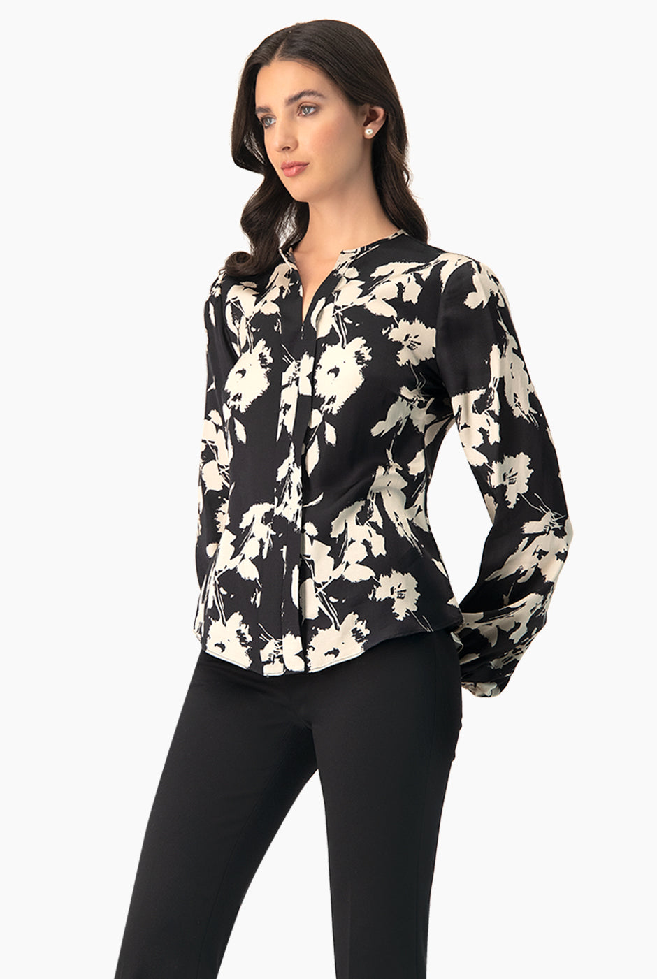 Blusa recta negra con estampado floral blanco y negro, manga larga