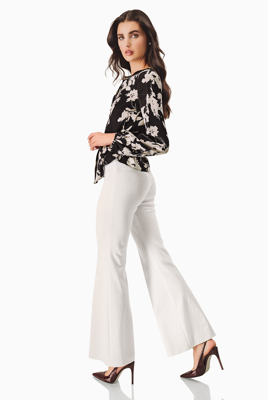 Blusa recta negra con estampado floral blanco y negro, manga larga