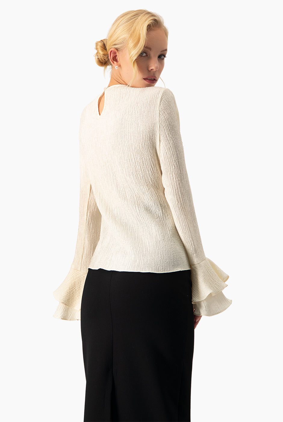 Blusa recta natural con volantes y textura arrugada