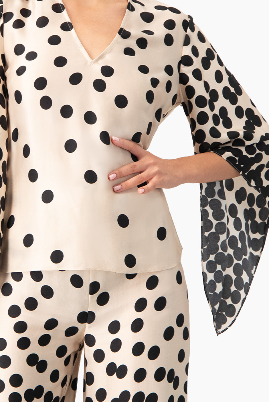 Blusa estampada de lunares con manga amplia y escote en V