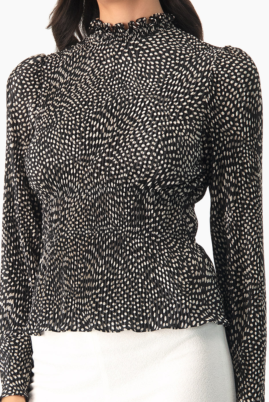 Blusa negra plisada con lunares blancos y cuello alto