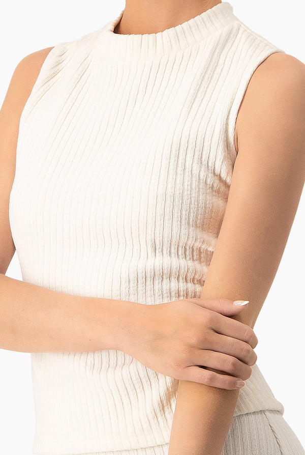 Top en tono natural sin mangas