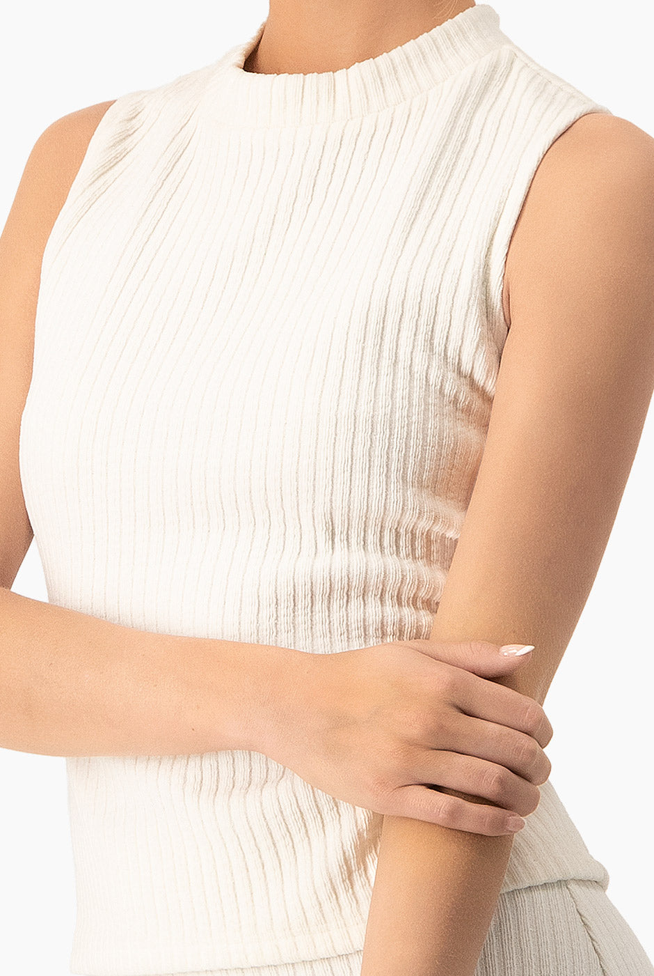 Top corto sin mangas en tono natural con tejido acanalado
