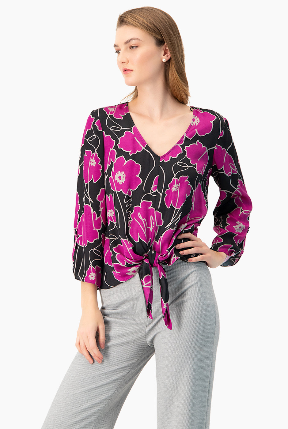 Blusa fucsia con estampado floral y escote en V