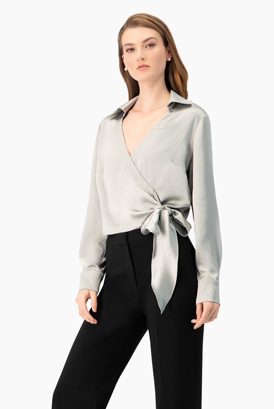 Blusa cruzada gris con escote en V y lazo lateral