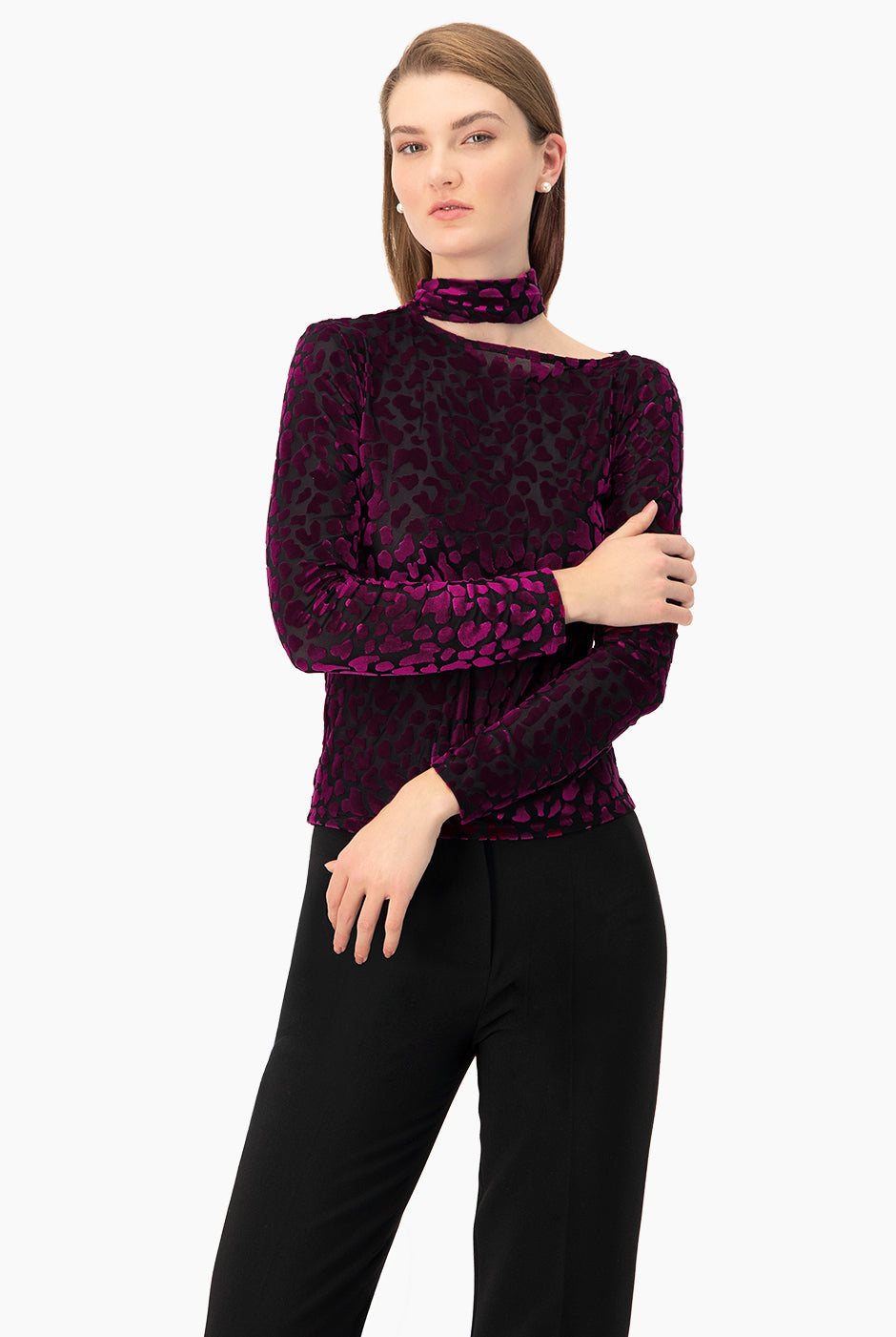 Blusa recta fucsia con estampado animal print y cuello alto